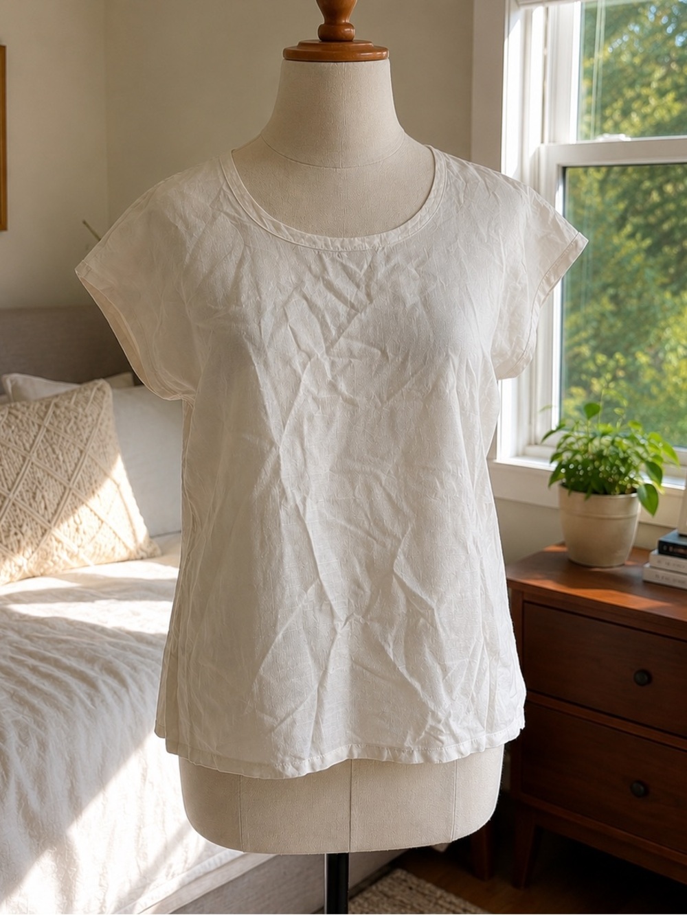 CHAUS 100% Silk Ivory Cap Sleeve Blouse Top Size 6 Lightweight Luxury